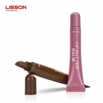 Envase de plástico para brillo labial con aplicador.